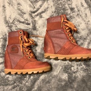 Burgundy sorel wedges